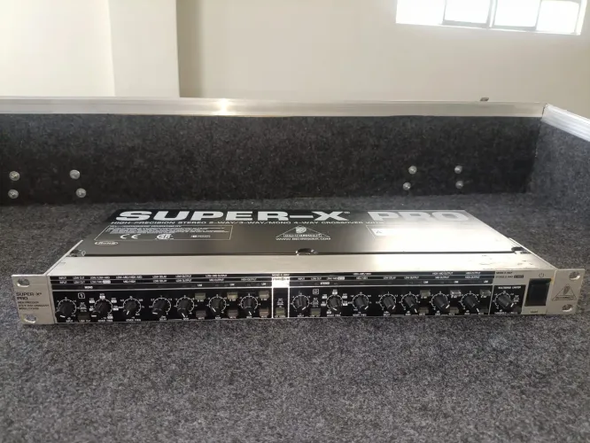 crossover behringer 220w