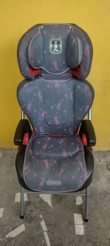 Venda de cadeirinha e assento de elevação. As duas peças por 140.*Não faço entrega*