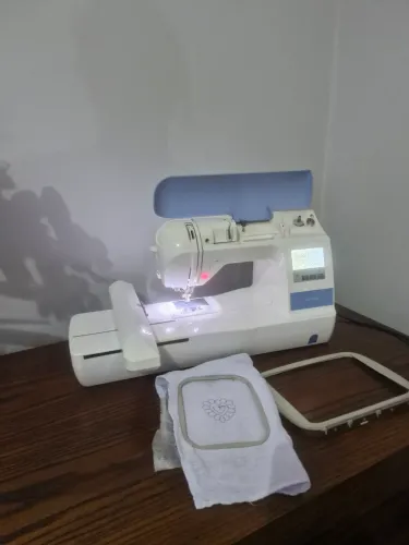 Máquina de bordar brother PE770 127V