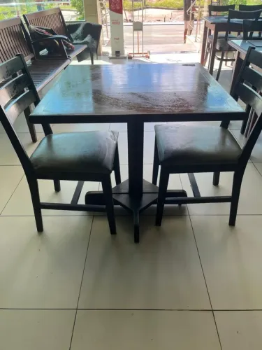 Cadeiras e mesas para restaurante 