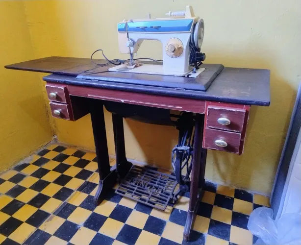 Máquina costura elétrica Singer c/ gabinete