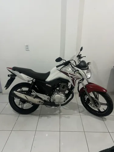 Titan 2015 bem conservada 