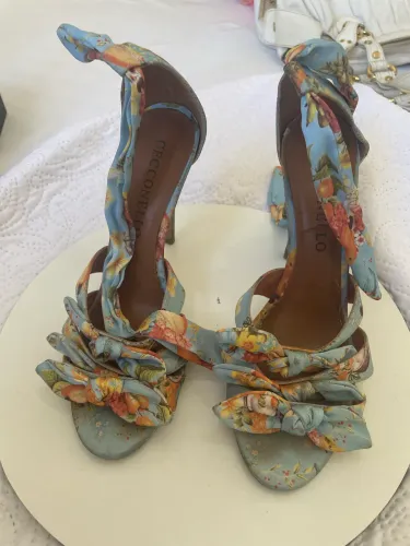 Sandália estampada tamanho 37.