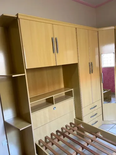 Guarda-roupa modulado com cama
