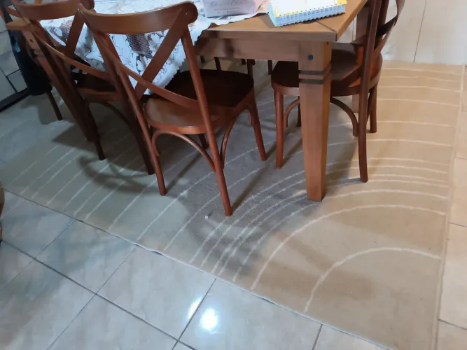 Tapete grande, em ótimo estado. Medindo 2,45 x 1,95