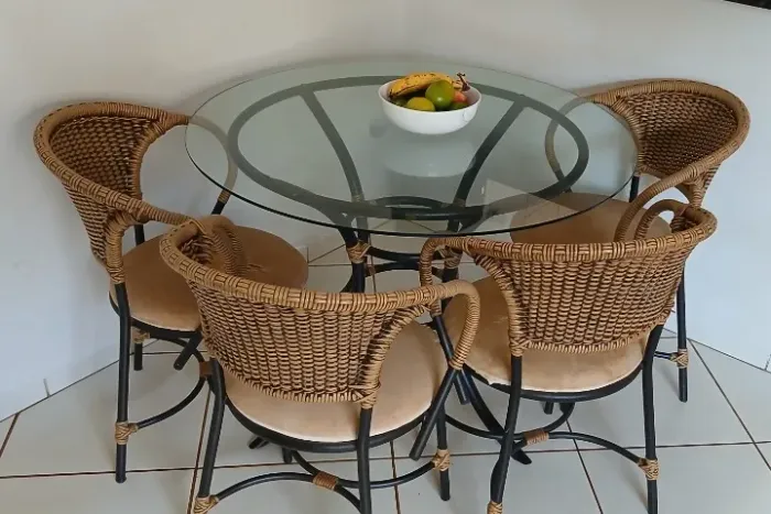 MESA COM JOGOS DE CADEIRAS