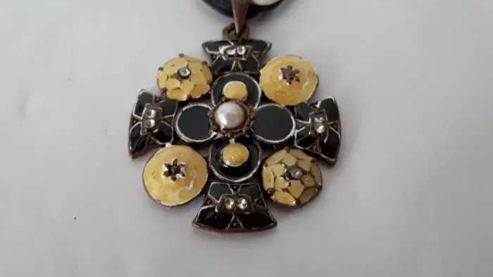 Colar De Cordão Pingente Cruz Amarelo Preto Novo