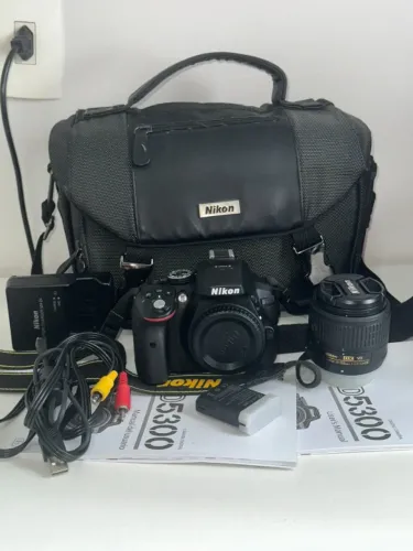 Nikon D5300 + Lente 18-55mm VR II - Estado de Nova (Apenas 5.274 Cliques!)