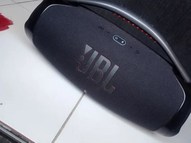 Caixa JBL 3 zera . Potente original e a prova d'água.