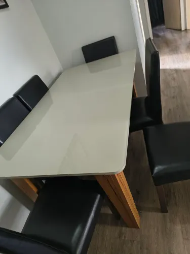 MESA DE MADEIRA COM TAMPO DE VIDRO