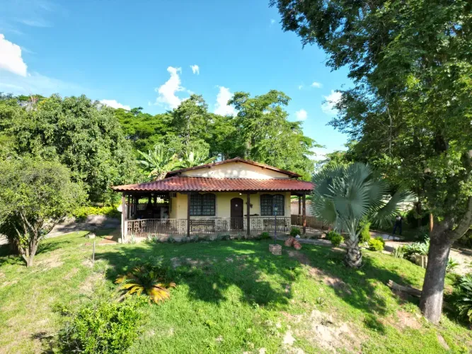 Sítio em Ravena! 4 Quartos (2 quartos tipo Chalé), Área Gourmet e Lindo Jardim a 40km de B