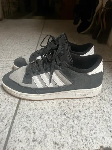 Tênis adidas comprado no exterior exclusivo! Tam 42!