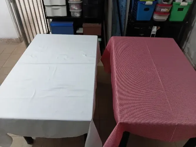 Kit 2 Toalhas de Mesa, com 1 xadrez vermelha (1,30 × 1,10) e 1 branca (1,70 × 1,40)