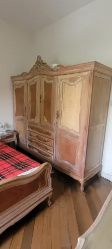 Armário / Guarda-Roupa Antigo Luís XV em Madeira Maciça - 4 Portas e Gavetas