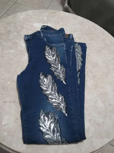 Calça jeans com apliques
