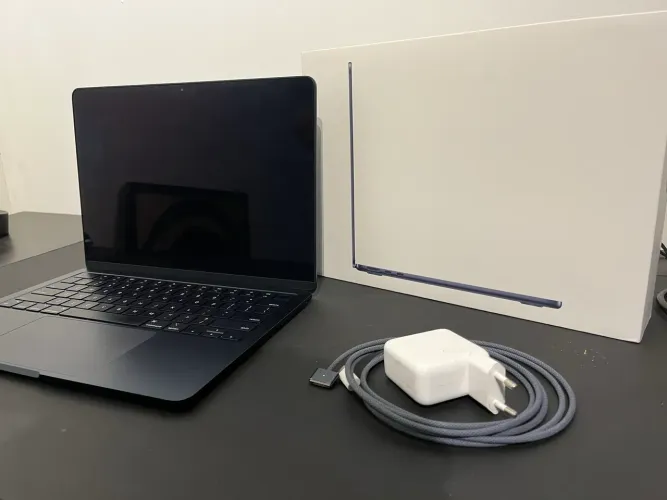 MacBook Air M2 13.6? Midnight 16GB RAM / 256GB SSD
