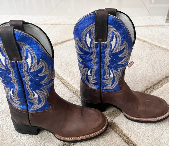 Vendo Bota de couro Brazil Country número 34. Nova é linda!