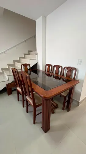 Jogo de mesa, cadeiras e espelho em madeira