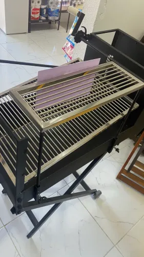 Parrilla móvel com rodas e pés dobráveis 