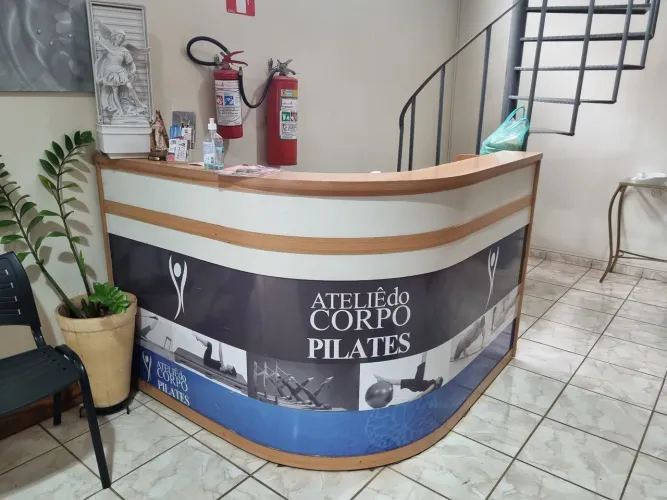 Balcão para loja , madeira , várias divisórias, robusto ,, trocando o layout !