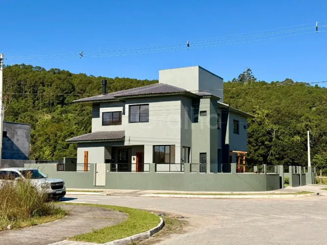 Casa Residencial de 3 quartos sendo 1 suíte em Canasvieiras