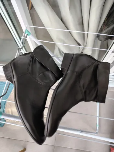 Bota clássica feminina preta em couro arezzo