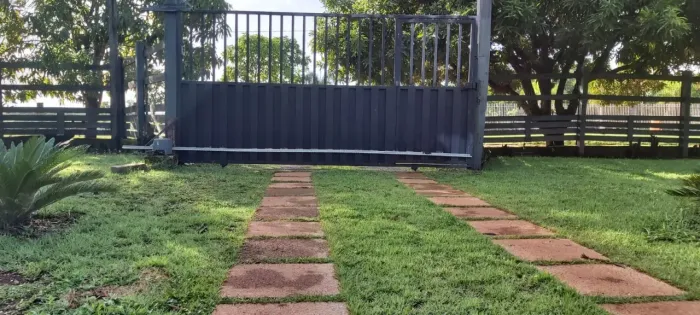 Sobrado para venda possui 490 metros quadrados com 5 quartos em Jardim Vitória - Cuiabá -