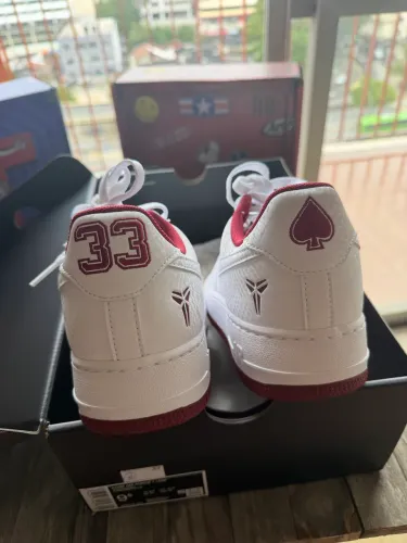 TÊNIS NIKE AIR FORCE 1 LOW X KOBE LOWER MERION HIGH: HOME BRANCO/VINHO