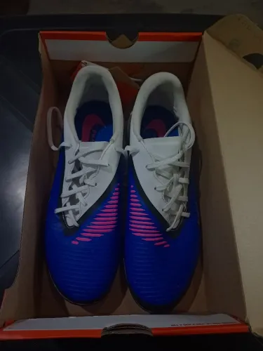 Chuteira Nike Phantom 6 Academy Society