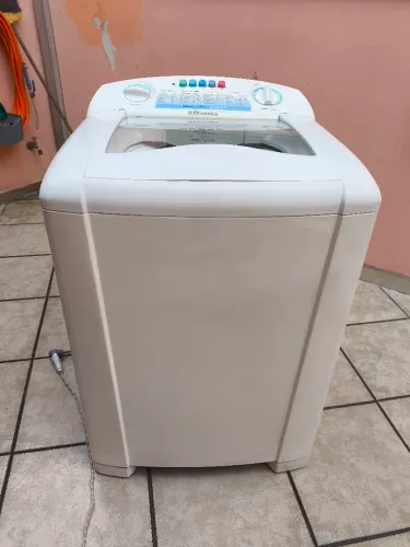Lavadora Electrolux Turboflex LQ11 com função água quente usada