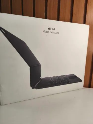 Teclado Apple Magic Keyboard iPad Air M4 13 polegadas
