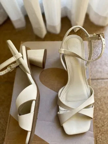 Sandália off white salto
