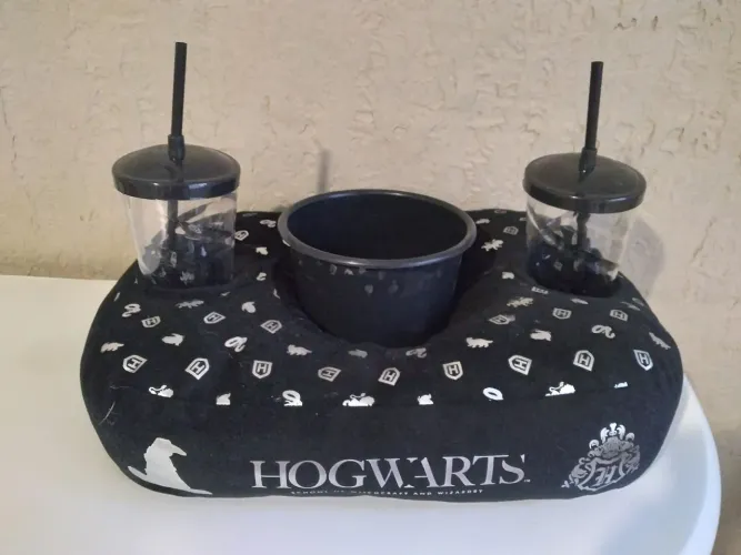 Coleção Harry Potter kit almofada, pote pipoca e 2 copos com canudos Hogwars