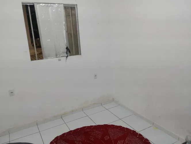 Alugo quarto não mobiliado nova descoberta para mulher