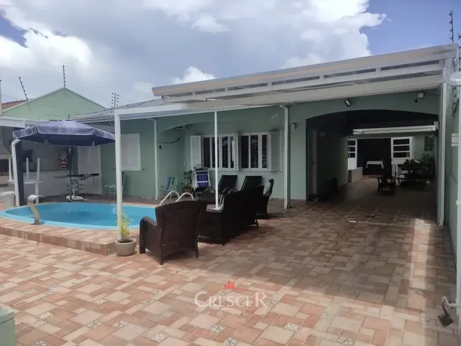 Casa com piscina próximo ao mar em Matinhos