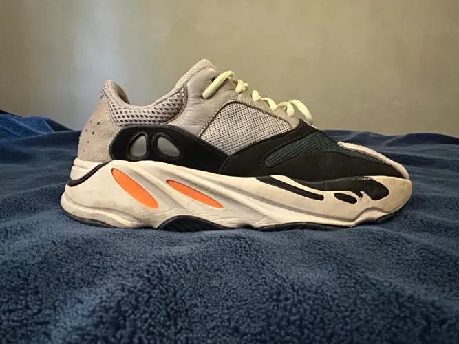 Yeezy Boost 700 Wave Runner - Tam. 44 - Bem Conservado