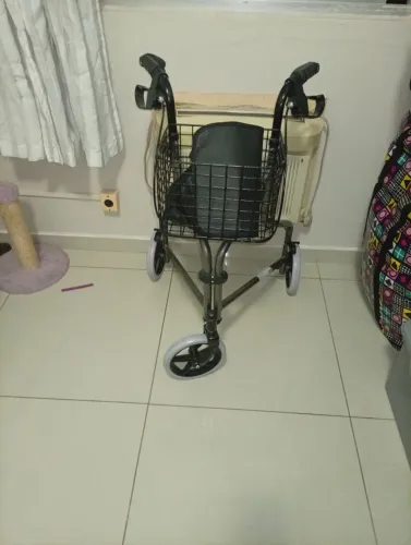 Andador com.rodinhaa e trava