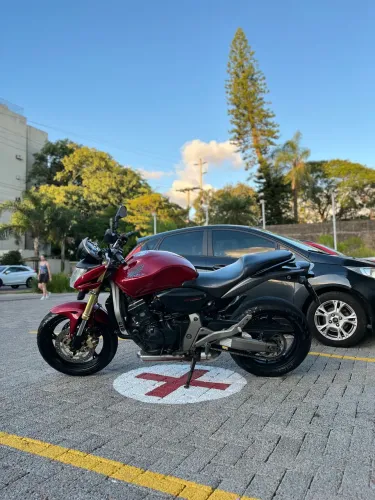 Moto linda de garagem