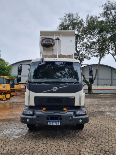 VOLVO VMX 290 6x4 2025 | CAÇAMBA BASCULANTE FACHINI 14m³ | BAIXA KM