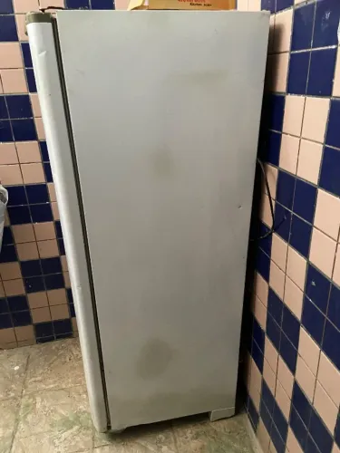 Geladeira Esmaltec ROC 35 - 1 Porta, Freezer Superior e Funcionando Perfeitamente