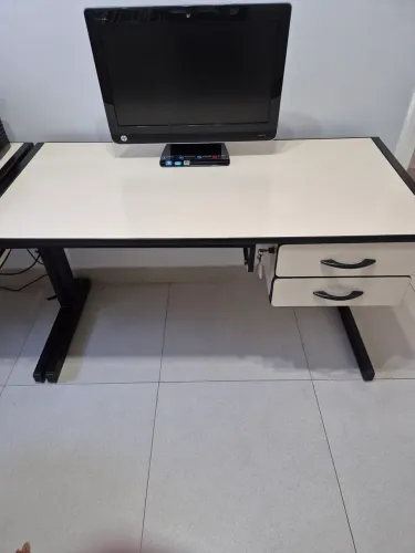 Mesa escritório com gavetas