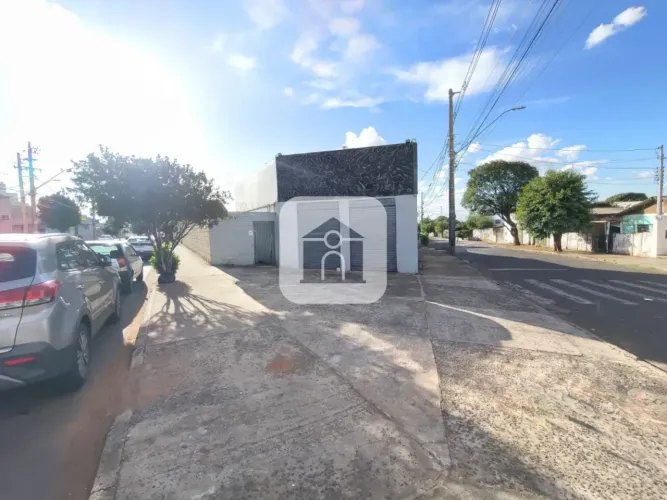 Cômodo comercial para locação no bairro Tubalina