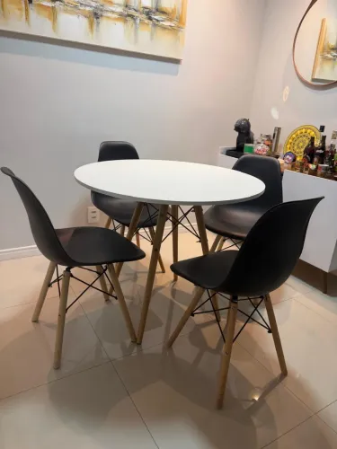 Mesa com 4 cadeiras em estado de nova 