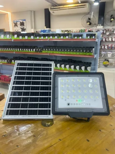 Refletor Solar LED Lumanti Sunlight Hill 100W 1400 Lúmens com Controle.