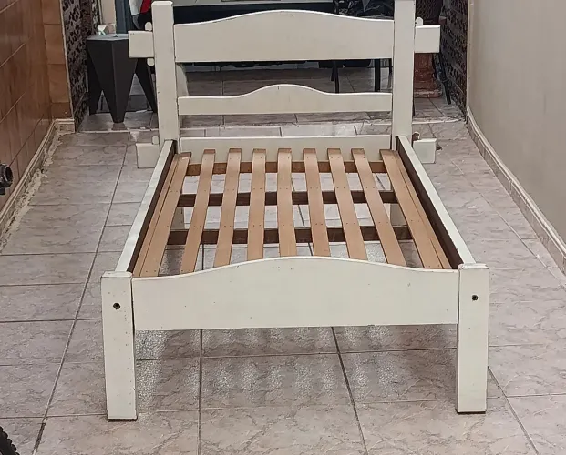 Cama de solteiro maciça 