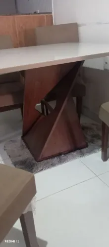 Vende-se mesa de jantar com 4 cadeiras , 