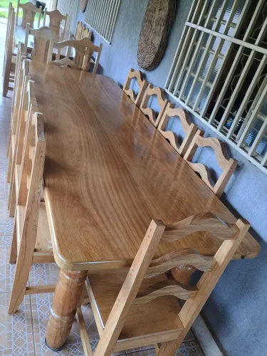 Mesa com 10 cadeiras de madeira maciça ( cerejeira )