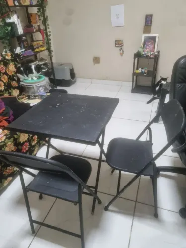 Mesa de bar preta com 2 cadeiras