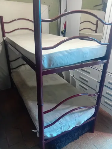 Bi cama de ferro em ótimo estado com colchões e capas !!!!