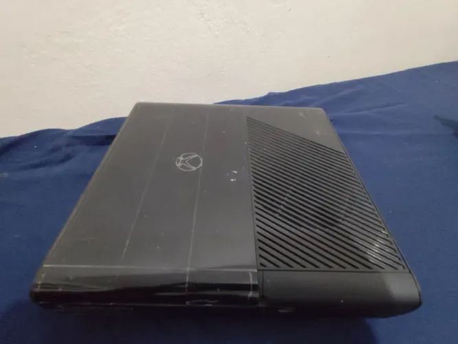 Vendo Xbox 360 só o aparelho, acompanha HD com vários jogos